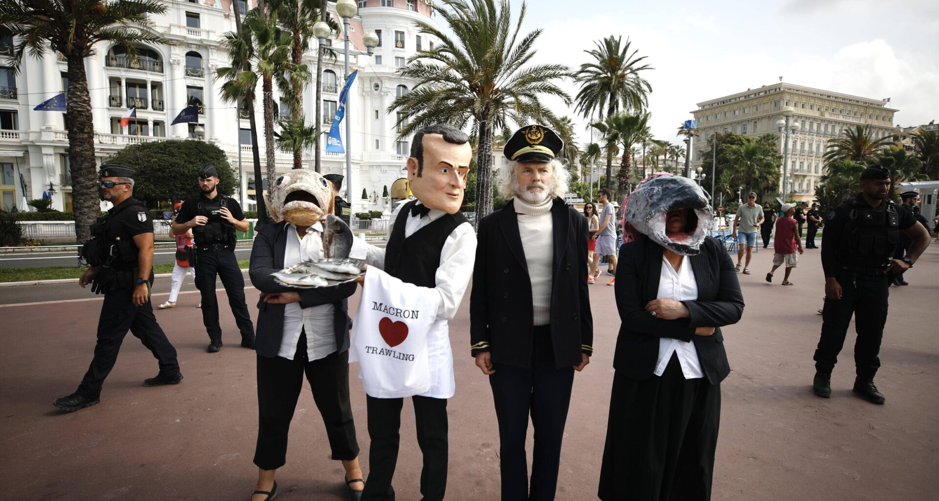 Un faux Macron sert des poissons pourris à Nice: des militants dénoncent devant le Negresco la pêche au chalut au 1er jour du sommet de l’Océan
