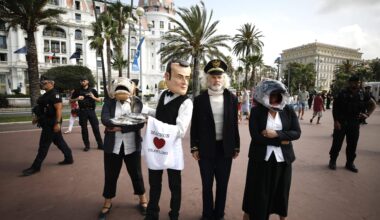 Un faux Macron sert des poissons pourris à Nice: des militants dénoncent devant le Negresco la pêche au chalut au 1er jour du sommet de l’Océan