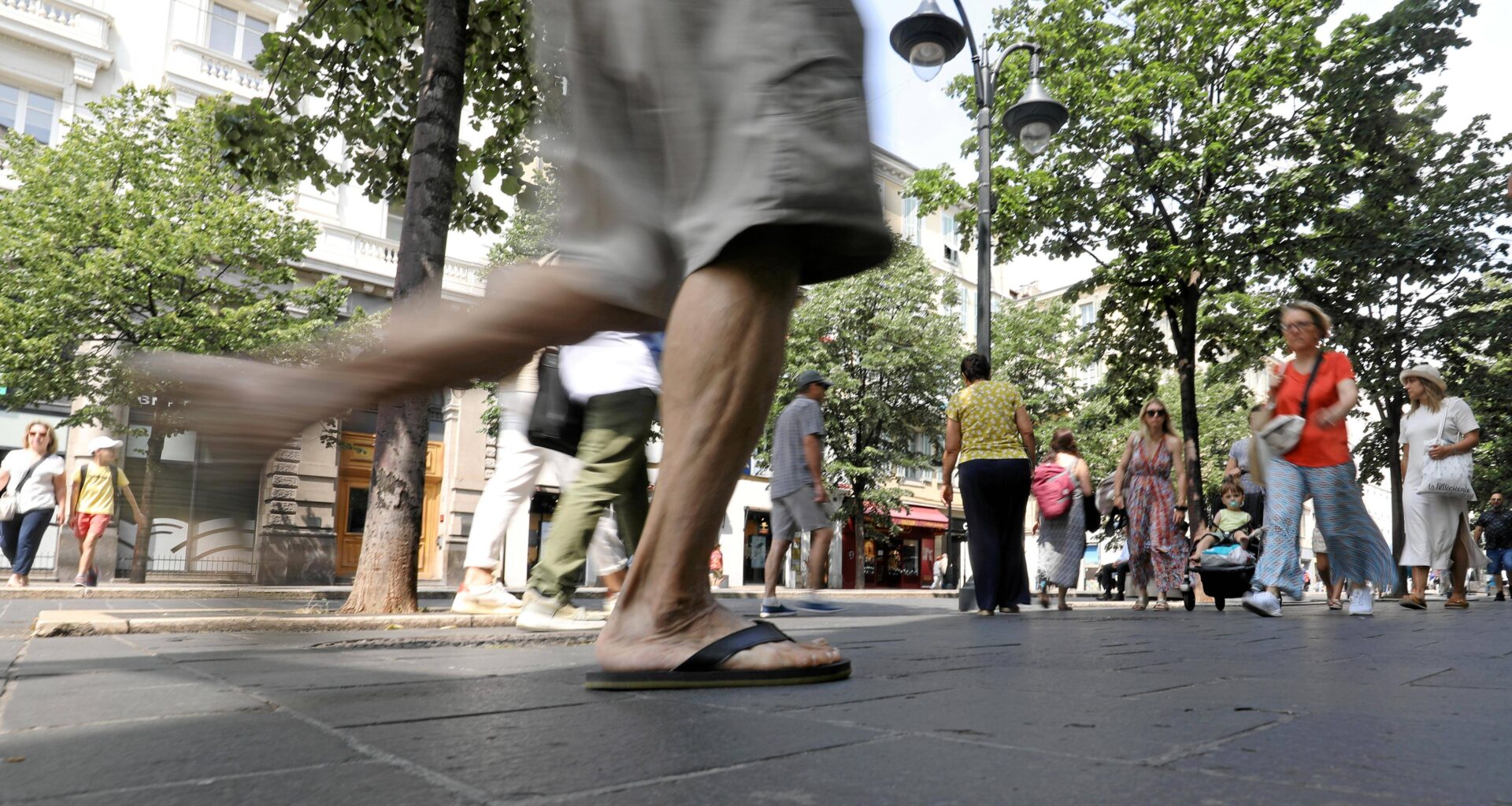 "Mais pourquoi ça pègue?" On vous explique pourquoi ça colle quand on marche dans certaines rues de Nice