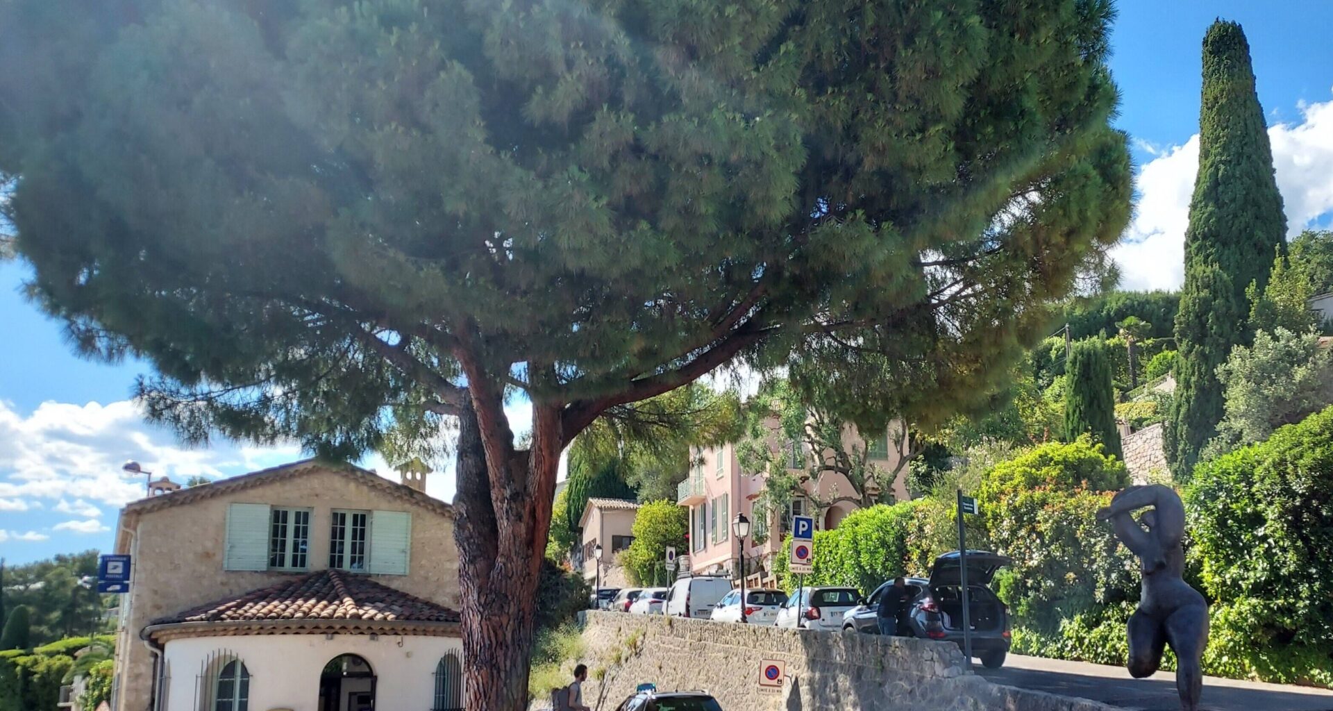 L'un des villages les plus célèbres de la Côte d'Azur a décidé de reprendre le bureau de La Poste qui devait fermer
