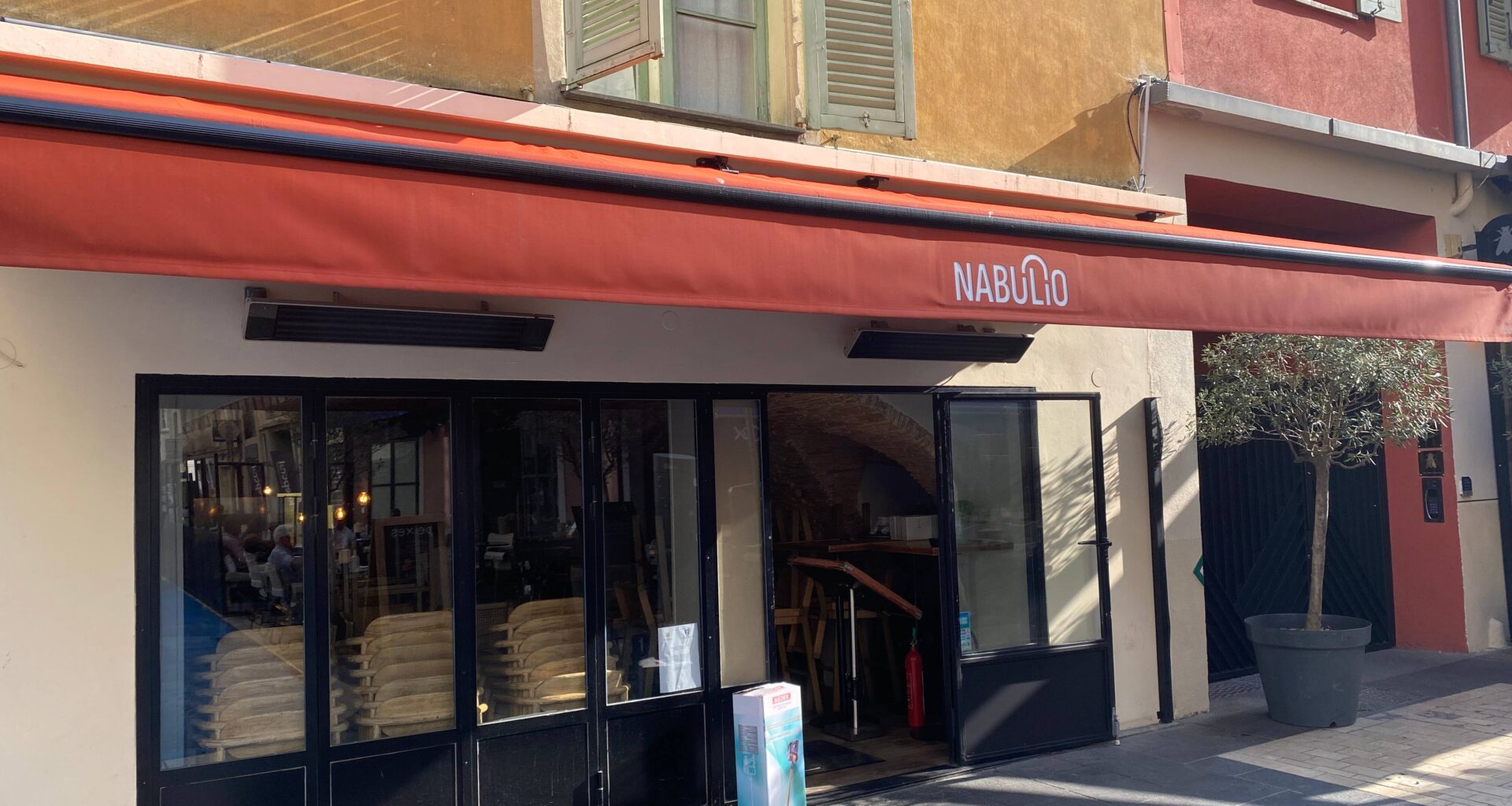 Pour quelles raisons ce bar bien connu de la rue Bonaparte à Nice est-il fermé?