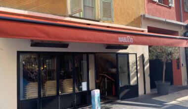 Pour quelles raisons ce bar bien connu de la rue Bonaparte à Nice est-il fermé?