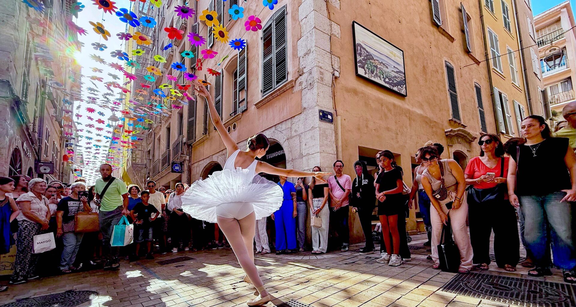 A Toulon, une ligne bleue pour parcourir les commerces de la ville à la découverte du street-art