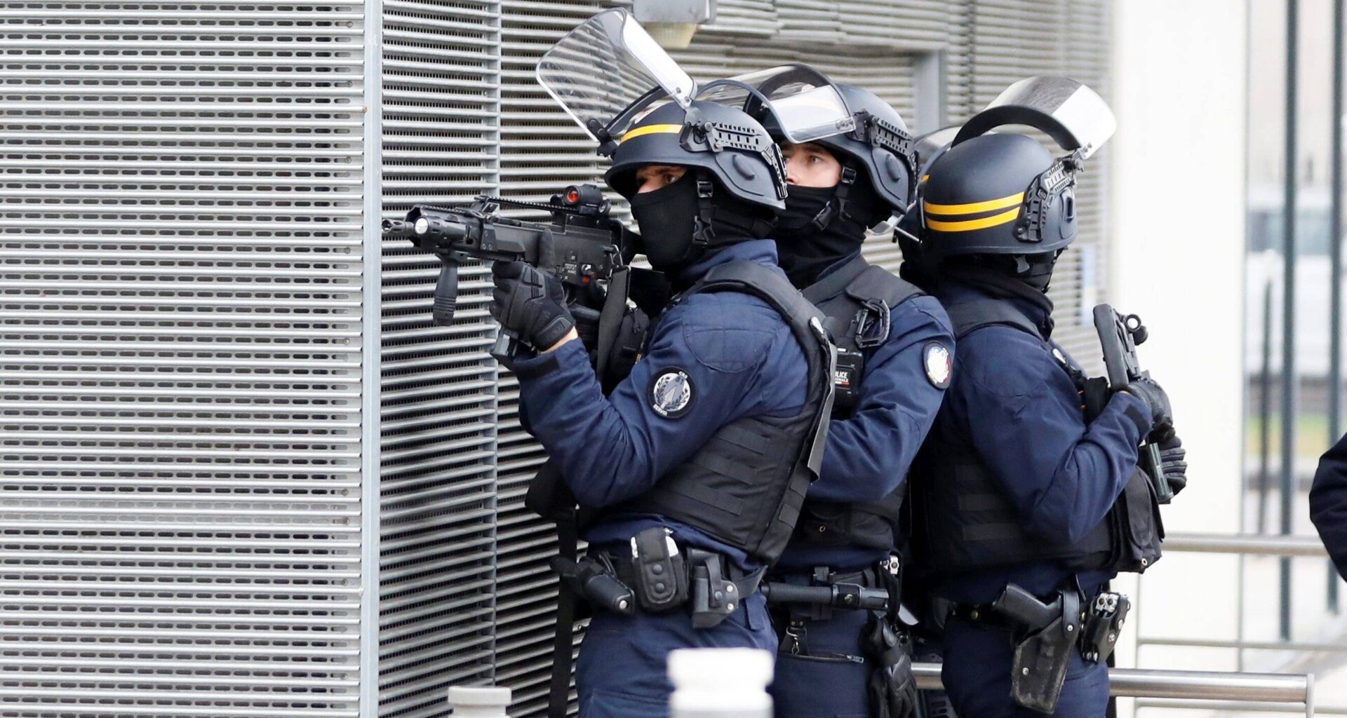 Une centaine de policiers, le RAID et la CRS 81 en renfort, des armes et du cash saisis... Ce que l’on sait sur le vaste coup de filet anti-stups mené à Nice et dans sa région