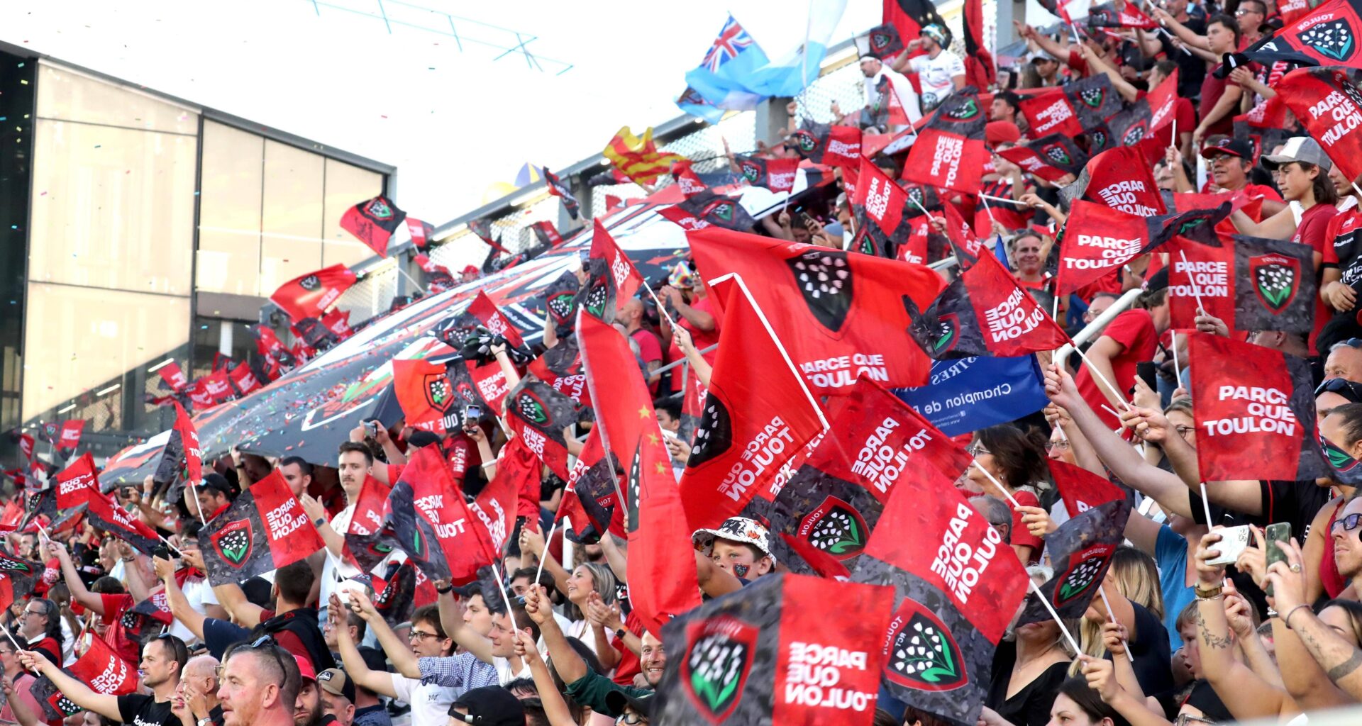 Un écran géant installé dans le centre-ville de Toulon pour la demi-finale de Top 14 du RCT