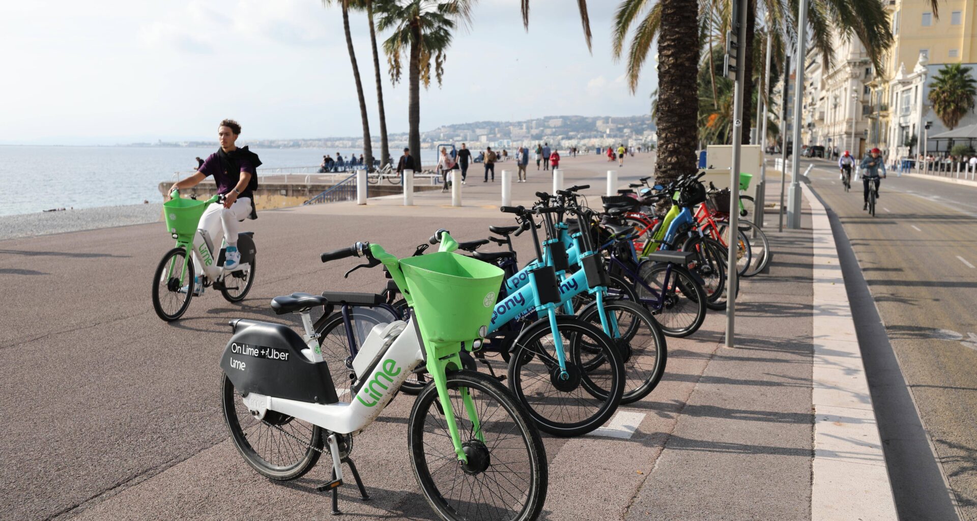 Forcés pour être utilisés gratuitement, alarmes incessantes, parking sauvage... La jungle des vélos en autopartage agace les riverains à Nice