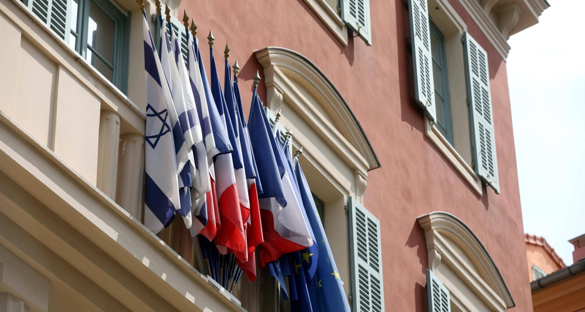 Christian Estrosi peut-il être contraint de retirer le drapeau israélien du fronton de la mairie de Nice?