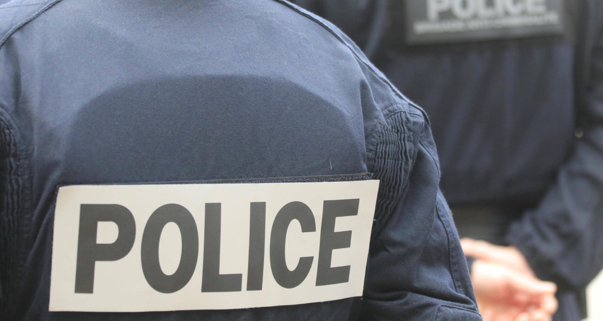 La police visée par des projectiles lors de la fête de la musique à Nice, une foule hostile dispersée avec chiens d’attaque et grenades lacrymogènes