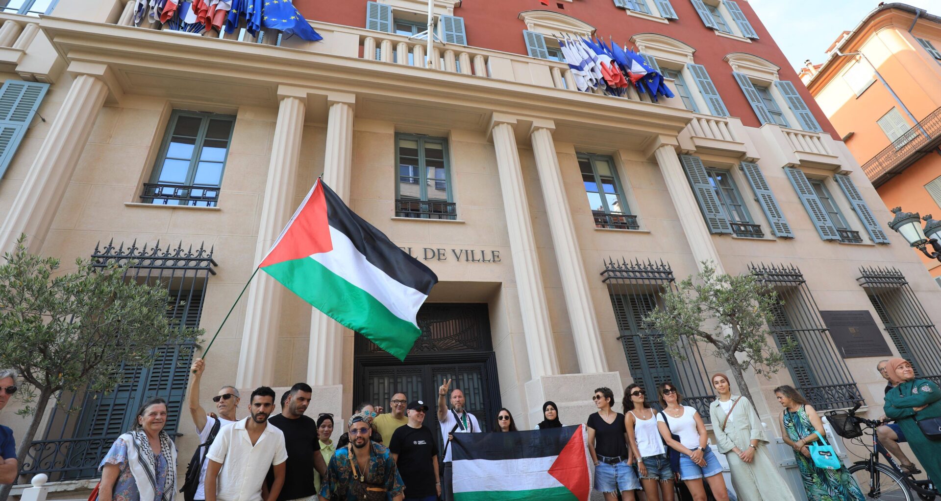 "Avec ce drapeau israélien sur le fronton de la mairie de Nice, Christian Estrosi divise la population": un rassemblement ce dimanche pour réclamer le retrait du drapeau de l’Etat hébreu