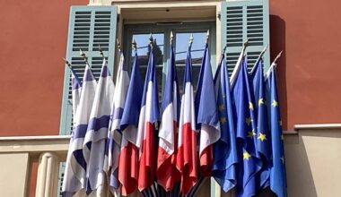 La justice va-t-elle demander à Christian Estrosi de retirer les drapeaux israéliens de la mairie de Nice? Réponse ce mercredi