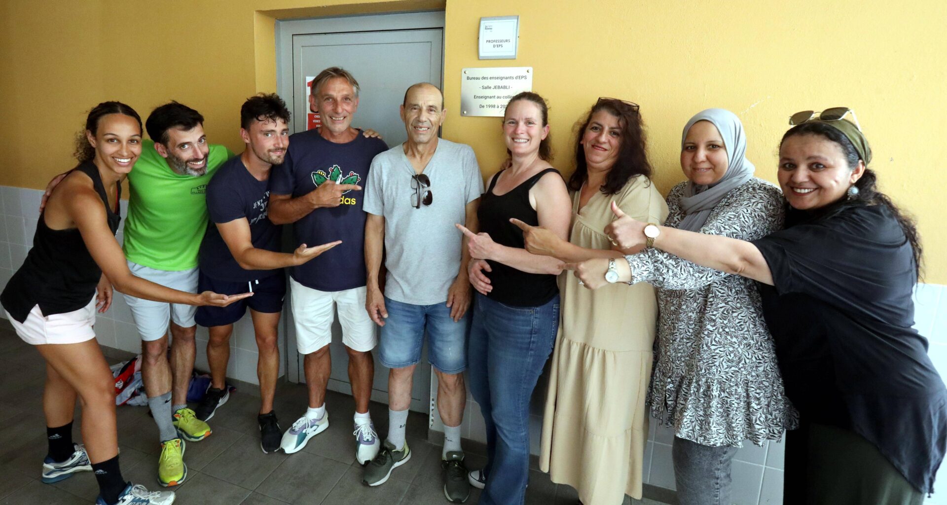 "Un formateur de citoyens, un repère": parents d’élèves et enseignants célèbrent le départ en retraite de Jamel Jebabli, prof de sports dans ce collège de Nice