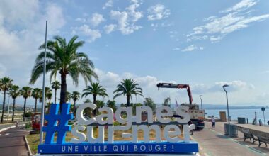 Une structure #Cagnes-sur-Mer installée sur le bord de mer, juste devant le pumptrack