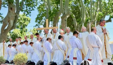 "Ils seront mes collaborateurs pendant les quinze années qui viennent": Mgr Touvet a ordonné dix prêtres ce samedi au domaine de la Castille