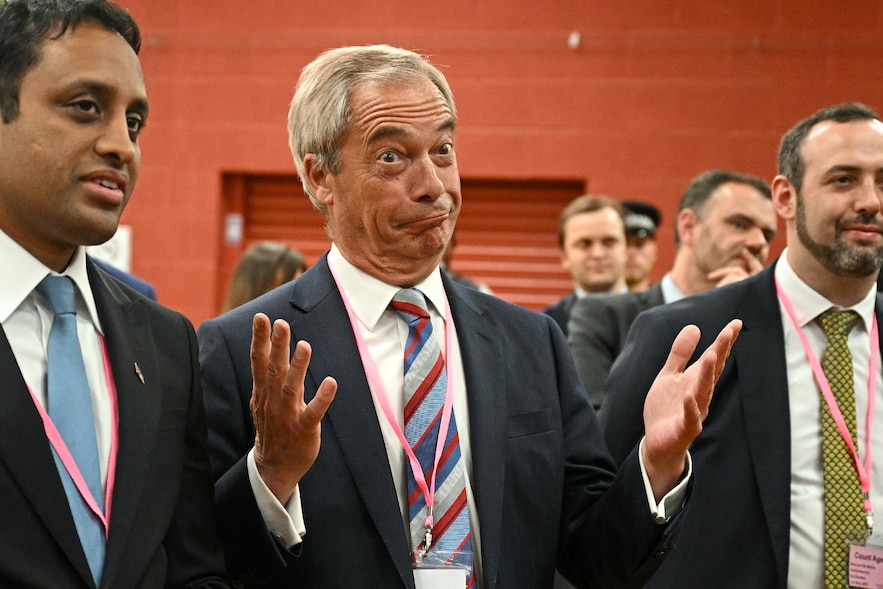 Nigel Farage (c), leader du parti Reform UK, célèbre la victoire de Sarah Pochin, candidate du parti, à l'élection partielle dans la circonscription de Runcorn & Helsby à Widnes, dans le nord-ouest de l'Angleterre, le 2 mai 2025
