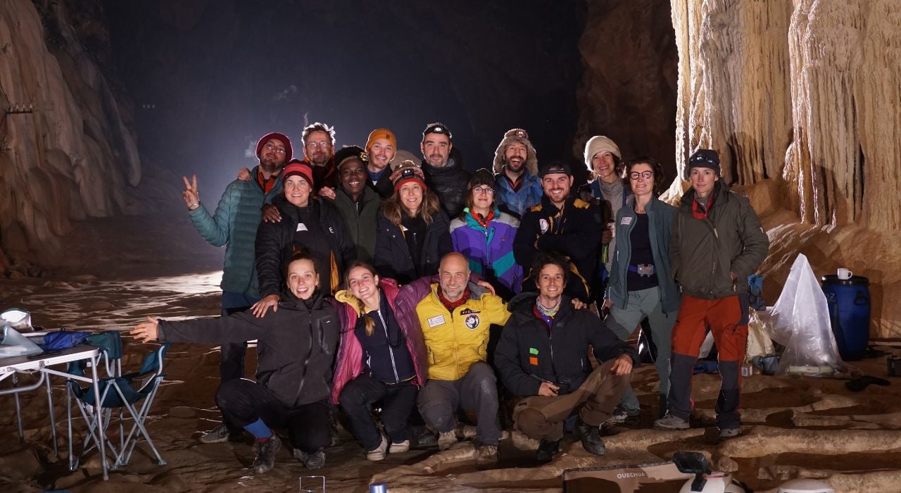 Deep Time Art, 17 humains ont vécu deux semaines dans la grotte de Lombrives sans lumière ni horloge : voici ce qu’ils ont découvert - Media24.fr