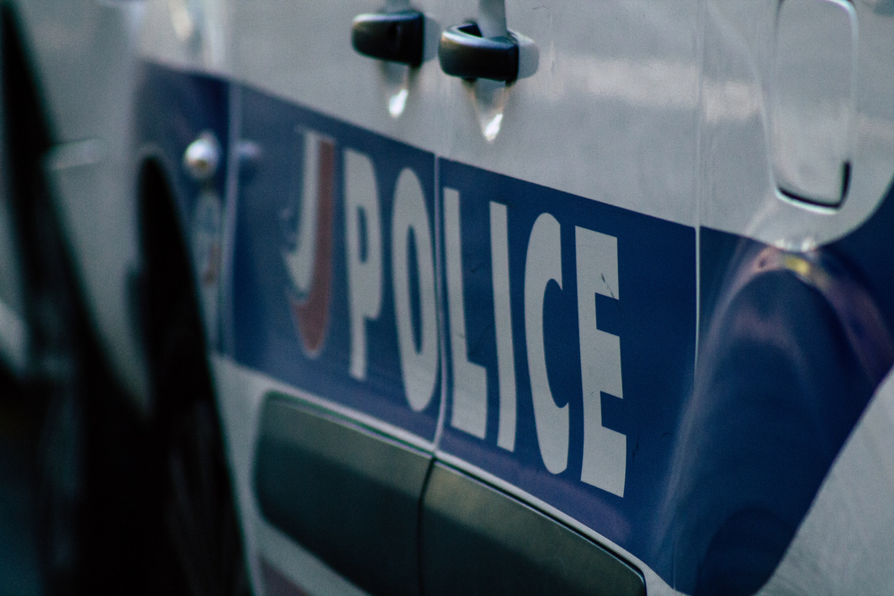 Un conducteur percute six fois un véhicule de police avant de "se fracasser la tête" en tentant de prendre la fuite