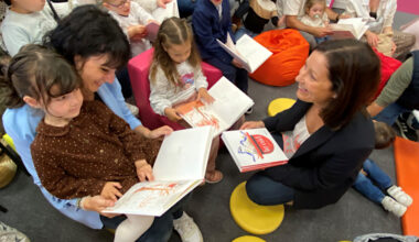 Les enfants nés en 2025 vont recevoir un livre offert par le Département