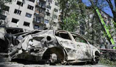 Des épaves de voitures devant un immeuble résidentiel endommagé par une frappe de missile russe la veille, le 18 juin 2025 à Kiev, en Ukraine