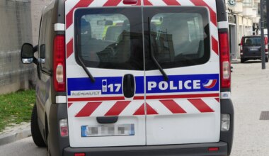 bruyante au commissariat, les fonctionnaires lui demandent de se calmer, la quadragénaire dégoupille