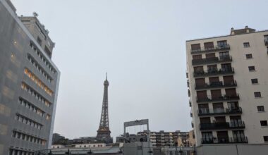 Pourquoi un léger voile de fumée est-il visible dans le ciel de Paris ?