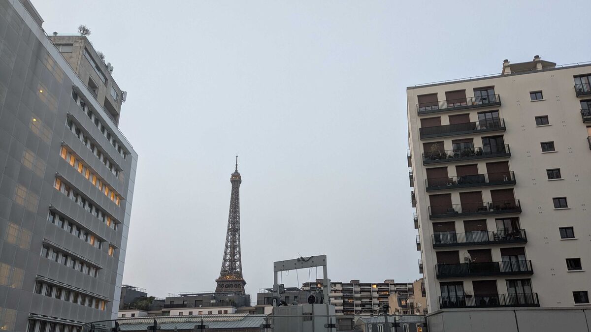 Pourquoi un léger voile de fumée est-il visible dans le ciel de Paris ?