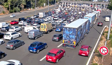 Un énorme bouchon sur plusieurs kilomètres englobe la barrière de péage d'Antibes sur l'A8 ce jeudi soir