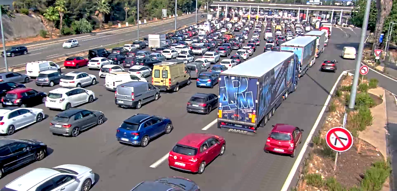 Un énorme bouchon sur plusieurs kilomètres englobe la barrière de péage d'Antibes sur l'A8 ce jeudi soir