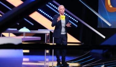 « Je propose un deal à France Télévisions » : Samuel Étienne conteste l’arrêt de « Questions pour un champion » en semaine