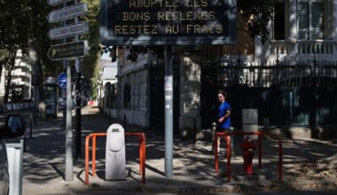 Un panneau d'information sur la canicule dans une rue de Lyon, le 12 août 2024