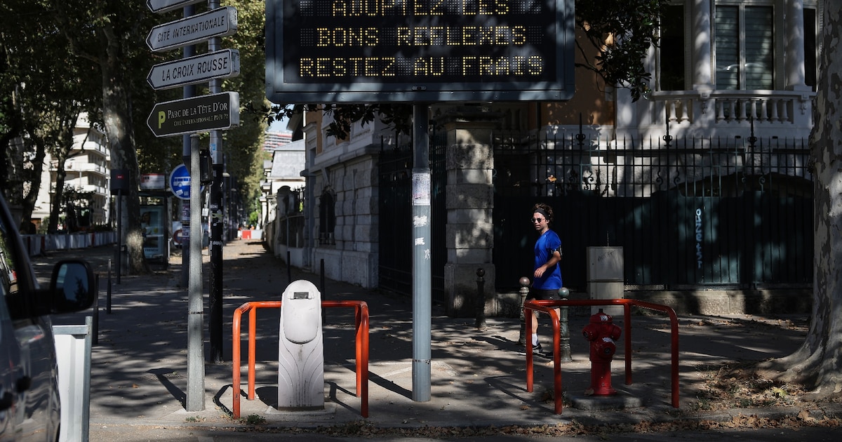 Un panneau d'information sur la canicule dans une rue de Lyon, le 12 août 2024