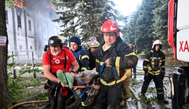 Une personne blessée est secourue après une frappe russe à Kharkiv, dans l'est de l'Ukraine, le 7 juin 2025