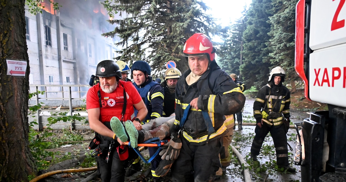 Une personne blessée est secourue après une frappe russe à Kharkiv, dans l'est de l'Ukraine, le 7 juin 2025