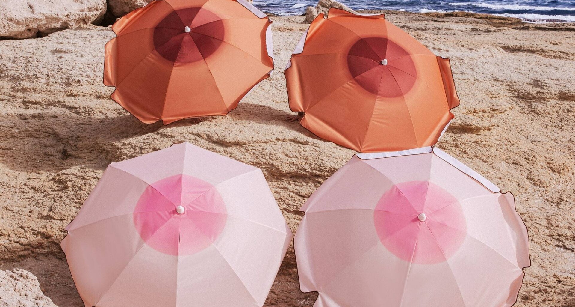 "C'est un scandale": la maire et des habitants de Saint-Tropez outrés par des parasols qui font polémique