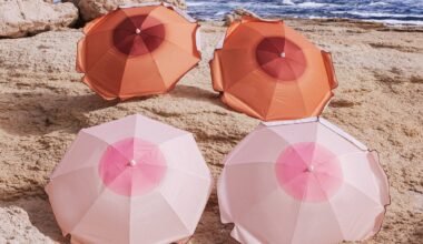 "C'est un scandale": la maire et des habitants de Saint-Tropez outrés par des parasols qui font polémique