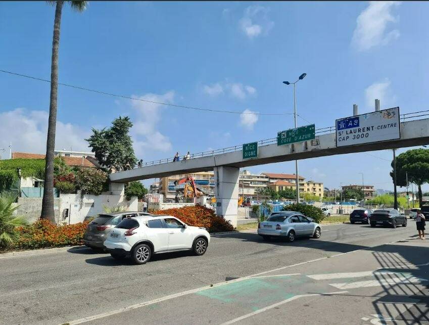 Les usagers ne "comprennent pas l'utilité" de retirer la passerelle piétonne au profit de feux tricolores à Saint-Laurent-du-Var