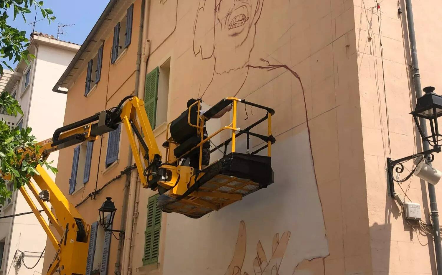 Venus de toute la France pour le Minifest, 13 street-artistes graffent les façades de La Seyne-sur-Mer