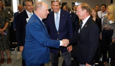 En marge du sommet de l'Océan à Nice, le prince Albert II récompensé par une médaille pour son engagement dans la préservation de l'environnement