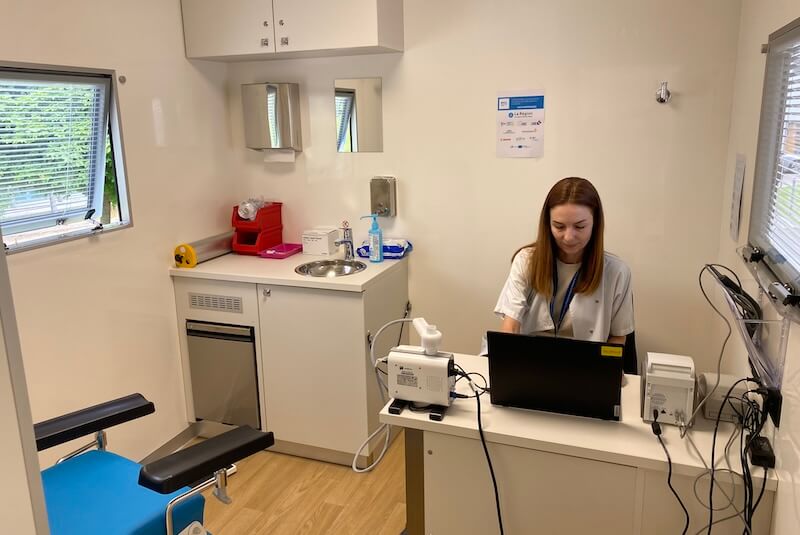 Inauguration du Pneumobile par Yannick Neuder, le ministre de la santé, le 6 juin 2025 à l'hôpital Lyon-Sud.