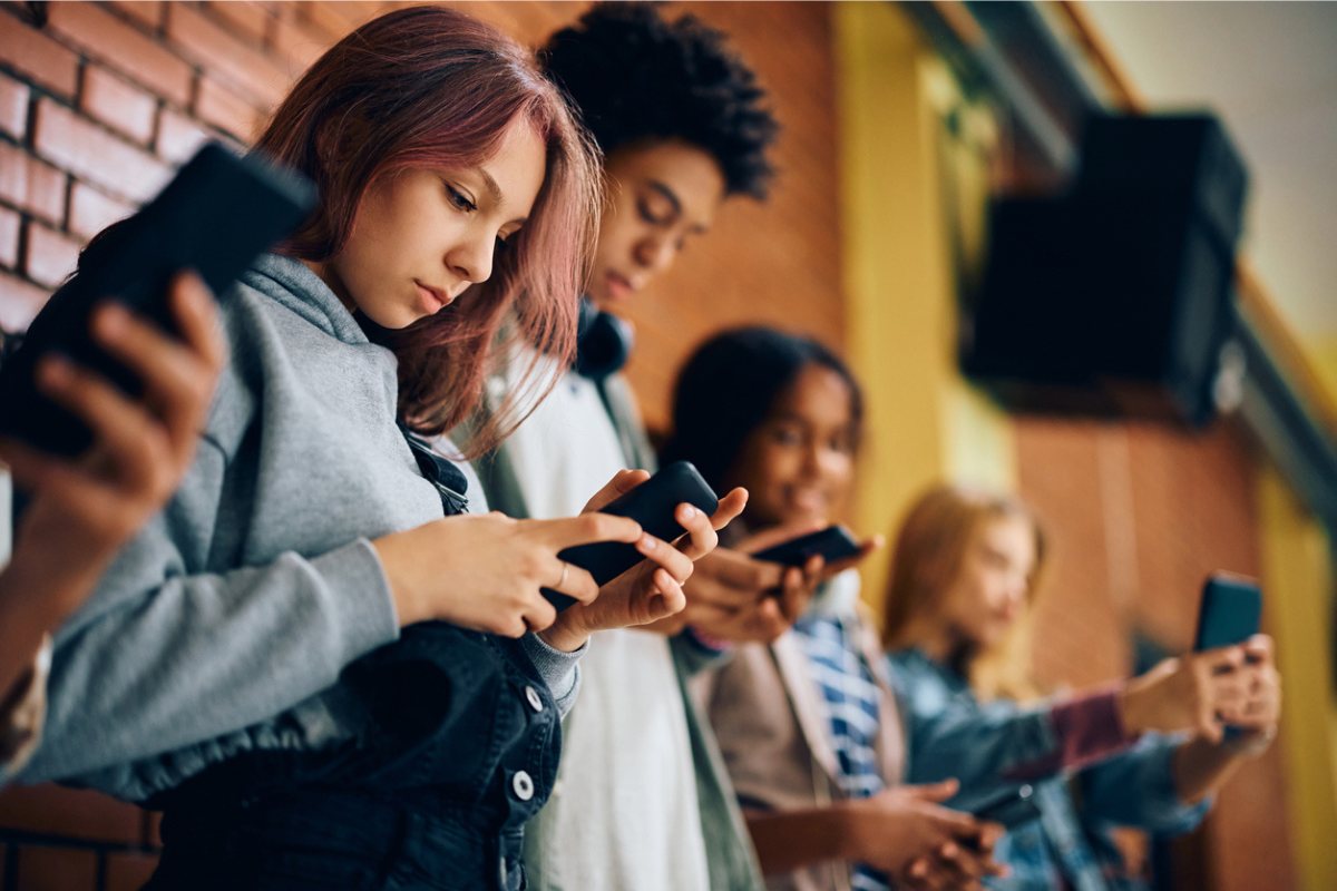 Plusieurs pays, dont la France, demandent à l’Union européenne d’agir vite pour protéger les jeunes face au danger des contenus en ligne - Crédits : Drazen Zigic / iStock
