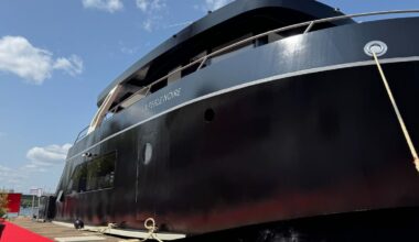 « Comme à Saint-Tropez ! » : à Paris, la « Perle Noire », premier yacht neuf et électrique à voguer sur la Seine