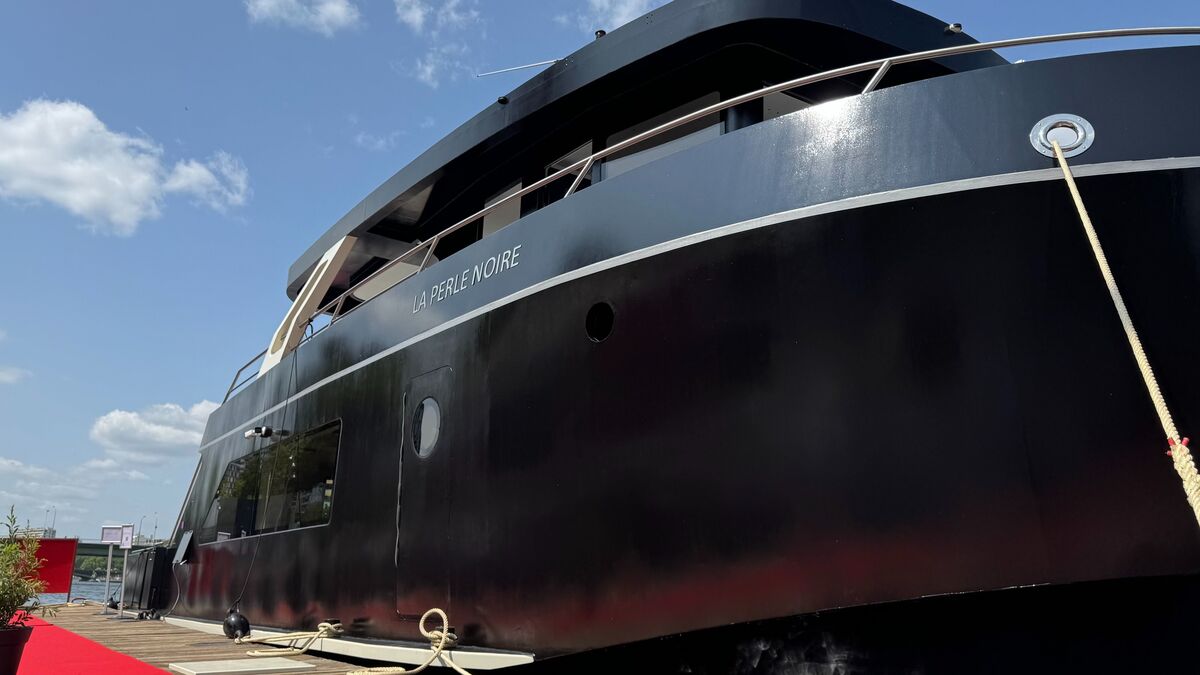« Comme à Saint-Tropez ! » : à Paris, la « Perle Noire », premier yacht neuf et électrique à voguer sur la Seine