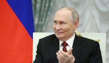 Le président russe Vladimir Poutine rencontre des militaires dans le cadre du programme « Le temps des héros », qui vise à intégrer les anciens combattants à des postes publics de haut rang, au Kremlin à Moscou, le 12 juin 2025.
