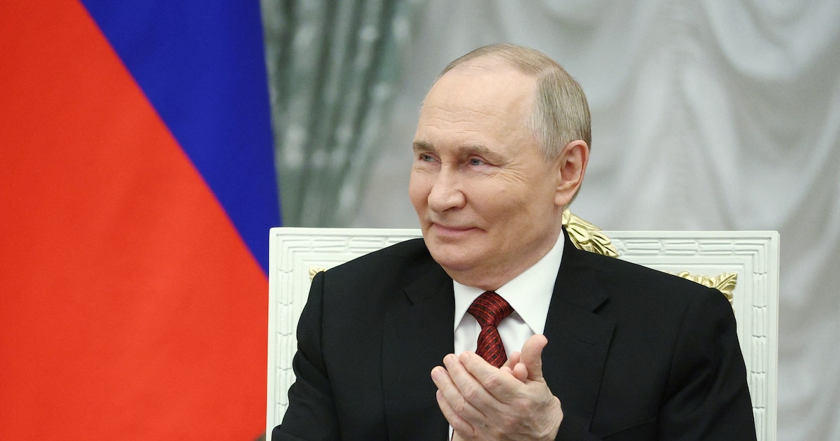 Le président russe Vladimir Poutine rencontre des militaires dans le cadre du programme « Le temps des héros », qui vise à intégrer les anciens combattants à des postes publics de haut rang, au Kremlin à Moscou, le 12 juin 2025.