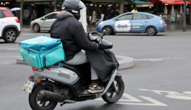 Paris : toilettes, salles de repos pour livreurs, quotas Airbnb… Comment la Ville peut agir face à l’ubérisation
