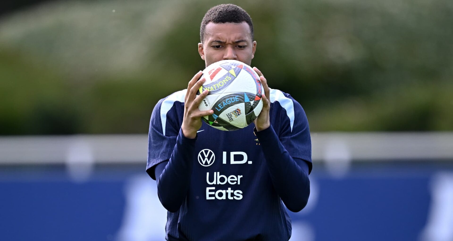 "Les coéquipiers de Mbappé en équipe de France ne veulent pas se le mettre à dos", déplore Rothen