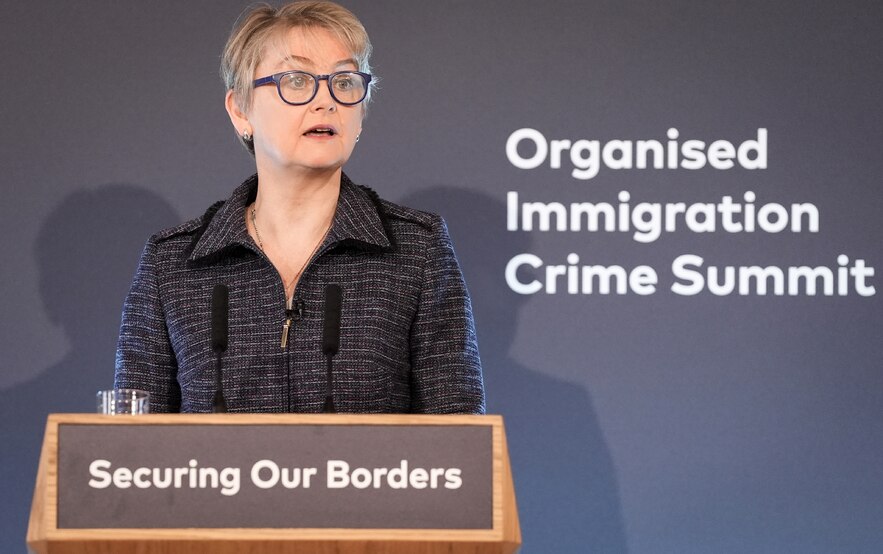 La ministre britannique de l'Intérieur, Yvette Cooper, prononce un discours lors du Sommet international sur la sécurité des frontières à Londres, le 31 mars 2025