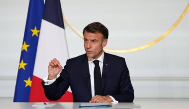 Emmanuel Macron lors d'une conférence de presse sur la situation au Moyen-Orient à l'Élysée, vendredi soir