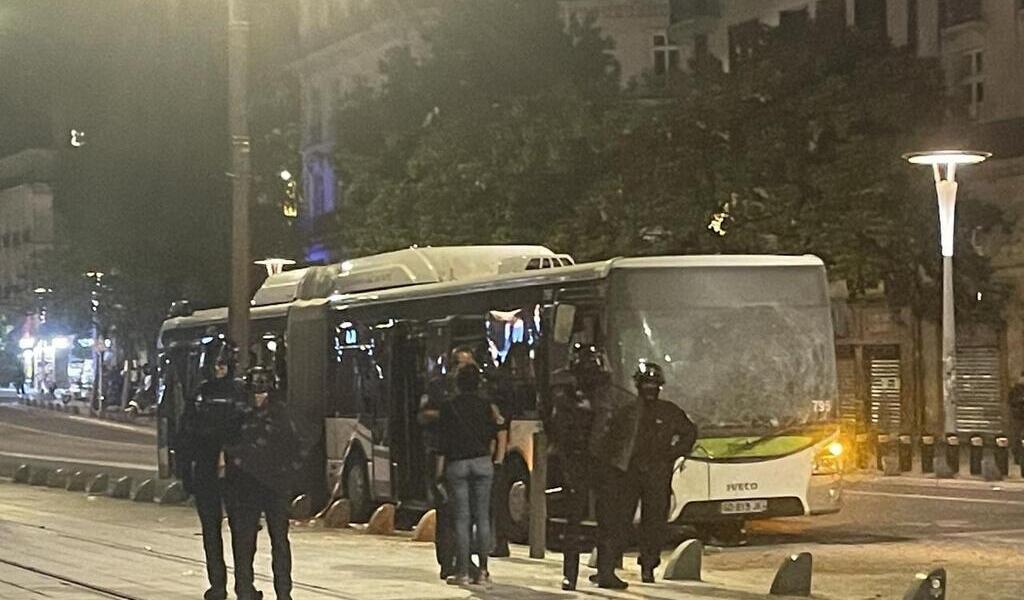 Victoire du PSG : incidents et interpellations à Nantes, après la dégradation d’un bus et un