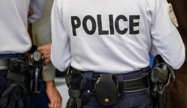 Les portes se ferment : la maman se retrouve piégée dans le train, son bébé est seul dans la
