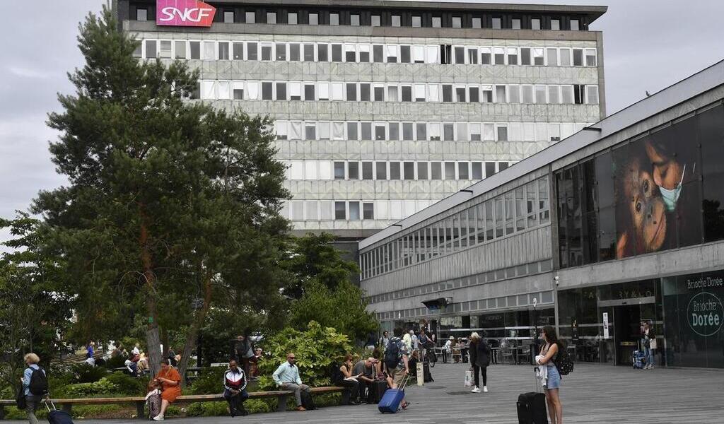 Il s’introduit dans les bureaux de la gare de Nantes et vole du matériel informatique